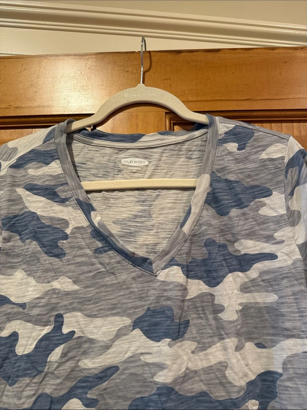 Old Navy Blue and White Camouflage V-Neck Short Sleeve Top - Picture 2 of 3
